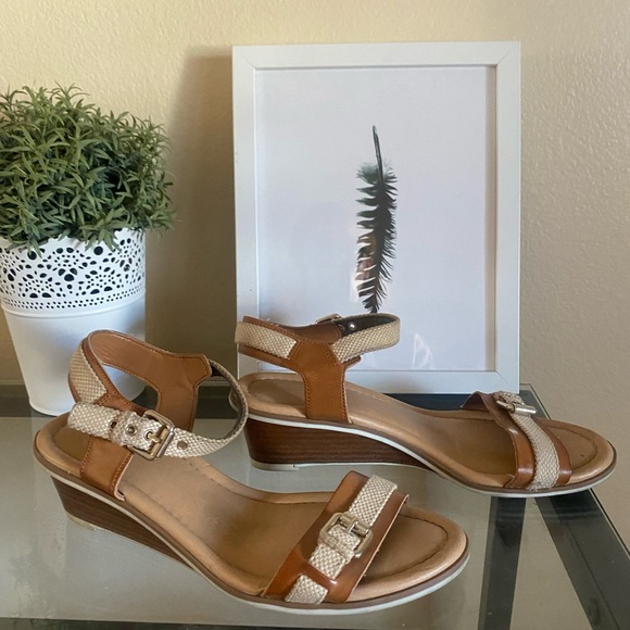 Vacation Ready Sandals - Picture 3 of 4